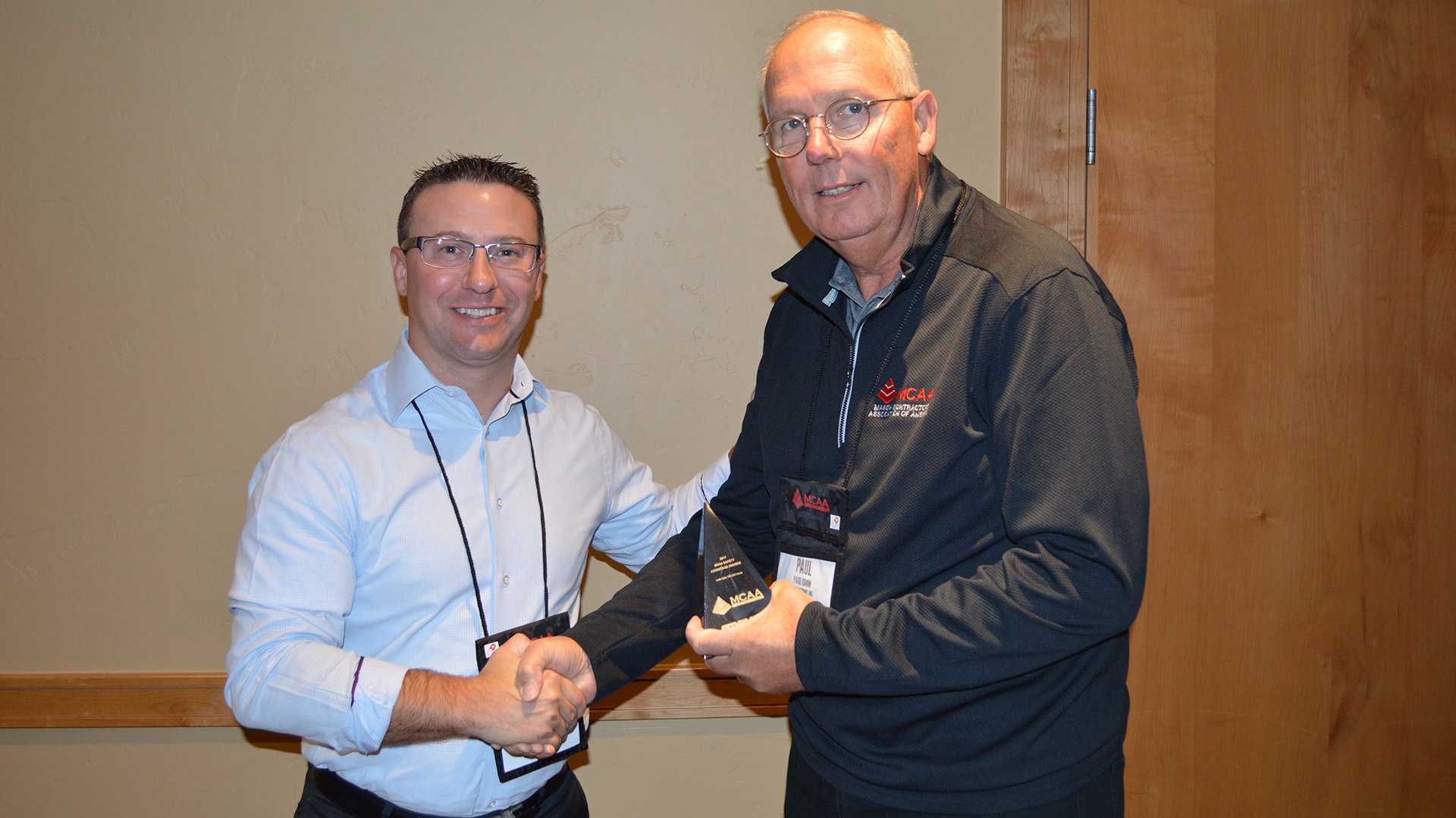 Paul Odom is presented the MCAA Safety Advantage Award by Jack West (Federated Insurance).