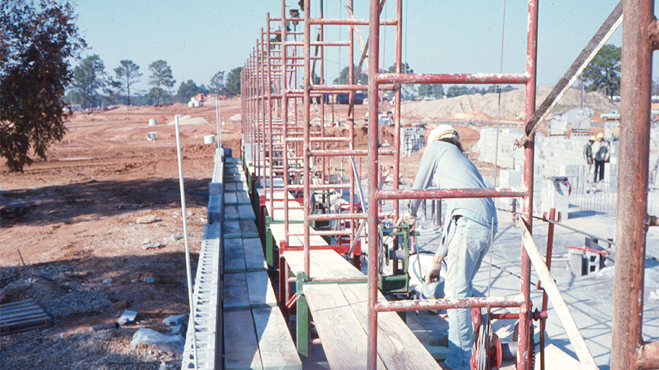 The “Old Red Scaffold” from 1971 was Breithaupt’s very first elevating scaffold system. It was extremely heavy, and the lack of diagonal bracing in the towers made it a bit wiggly — two problems he designed out of future versions.